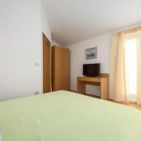 Lovely Apartment In Basanija With Kitchen Apartment *