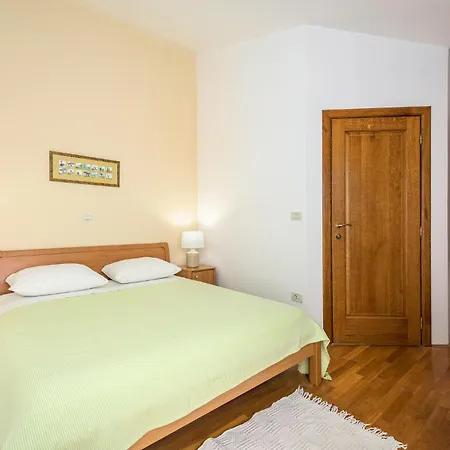 Apartment Lovely Apartment In Basanija With Kitchen *