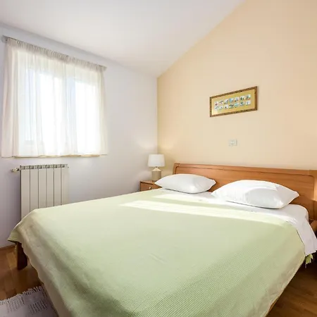 Lovely Apartment In Basanija With Kitchen