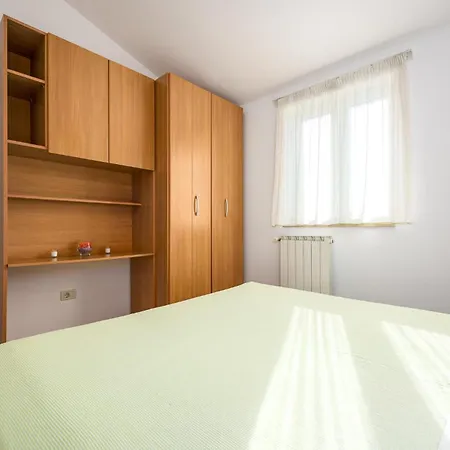 Apartment Lovely Apartment In Basanija With Kitchen