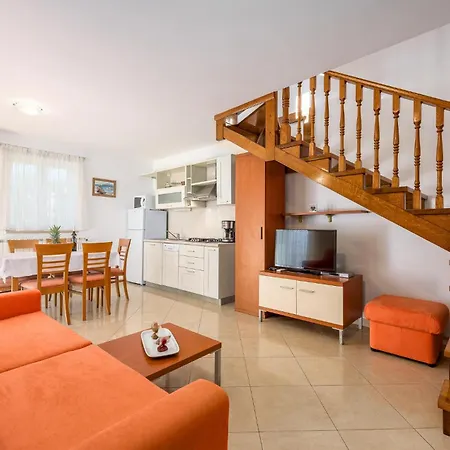 Апартаменты Nice Apartment In Basanija With Wifi Башания