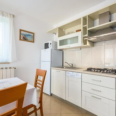Lovely Apartment In Basanija With Kitchen * Basanija