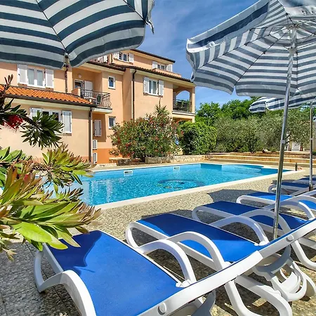 Lovely Apartment In Basanija With Kitchen Apartment *