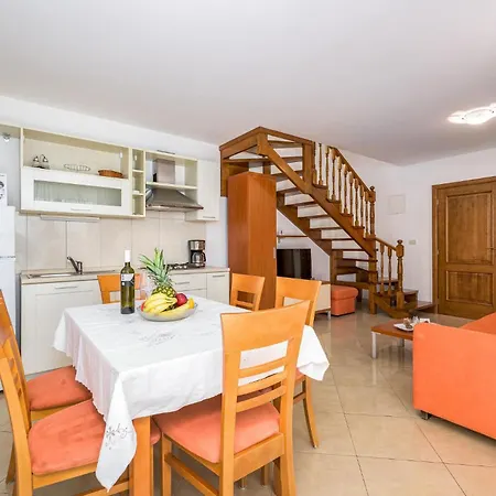 Lovely Apartment In Basanija With Kitchen *