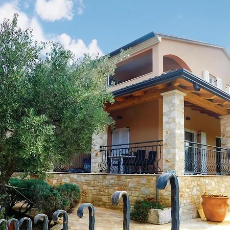 Apartman Lovely Apartment In Basanija With Kitchen